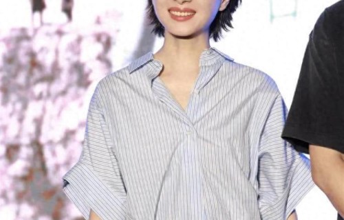 万茜短发气质更高级！穿条纹短袖衬衫+牛仔裤，时髦又洋气！