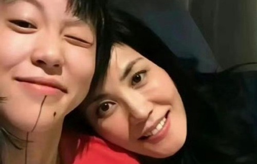 王菲窦靖童演唱会窦唯低调关注？原视频曝父母陪伴细节