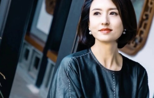 46岁张蕾带父母旅行，妈妈化浓妆系丝巾像贵妇，一家人打扮都体面