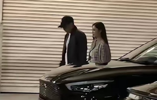 刘恺威5月底被拍到十指紧扣的长发女子到底是谁？