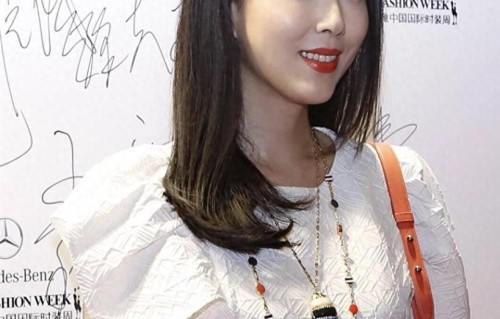 谁还记得宝莲灯嫦娥？颜丹晨这身穿搭尽显温婉大气，状态绝了