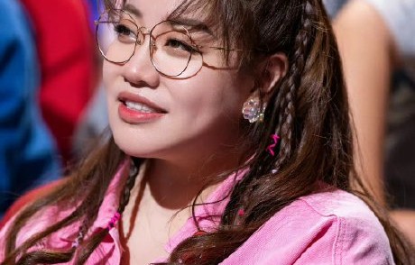 蒋诗萌在喜剧表演团队中以什么样的特质著称，这与她担任干妈有何关联？