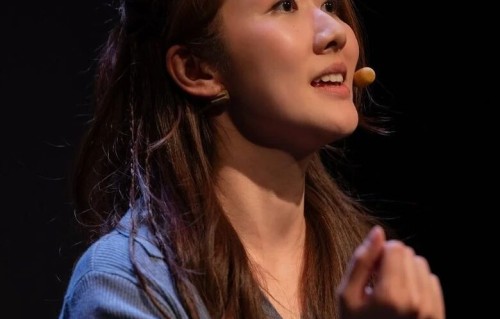 TVB前花旦离巢后首次演舞台剧，克服英文歌恐惧，观众感动落泪