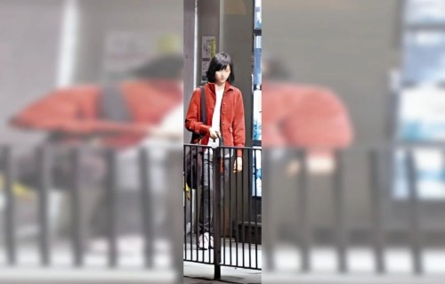 郑少秋小女儿近照罕曝光，被指长的像爸爸，钻研学术不进娱乐圈