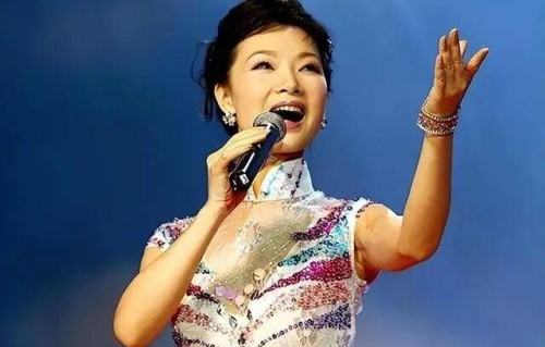 54岁吕薇近况曝光！曾15次上春晚，男友患癌症离世，如今婚姻成谜