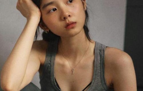 黄磊女儿黄多多晒照，修身背心很文艺，网友：“爸爸去哪”的小女孩长大了