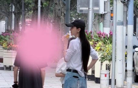 Angelababy出门带三部手机是什么原因？|牛仔裤穿搭|明星穿搭|上海市|家庭|育儿