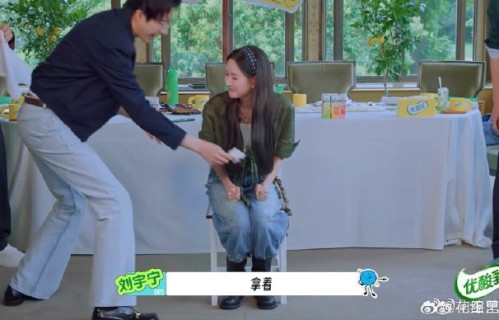 刘宇宁递纸的举动为什么被网友称为神补刀？