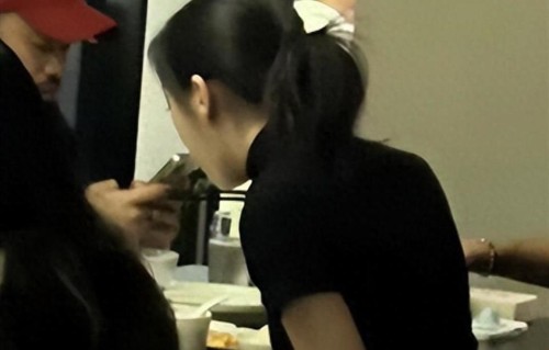 20岁李嫣巴黎公园散步被偶遇，戴丝巾气质清冷，神似妈妈王菲