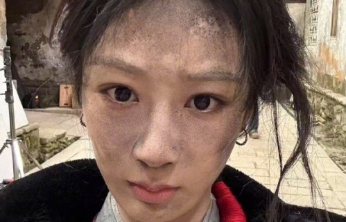 杨紫晒出《家业》电视剧拍摄现场照,并配文俏皮自称脏脏包李祯