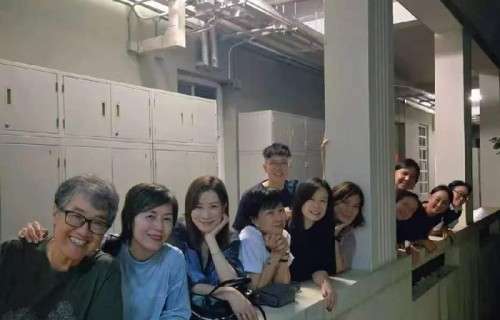 佘诗曼重回香港顶级女校母校，众多老牌女星竟是同门