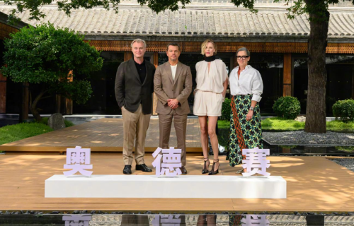 查理兹塞隆连体短裤亮相北京首映礼！马特达蒙捧蛋糕为56岁诺兰庆生