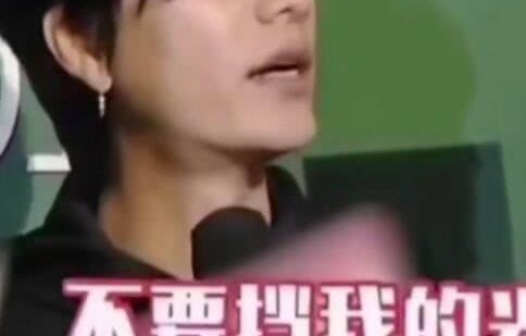 陈坤怼记者“不要挡我的光”态度不友善?被怼记者澄清:坤哥只是开玩笑_视频