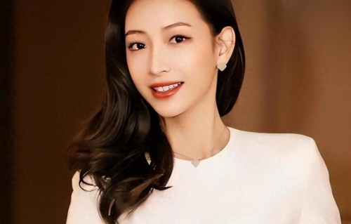 浙江名主持为爱远嫁美国，五年诞下三娃，隐居别墅生活低调奢华