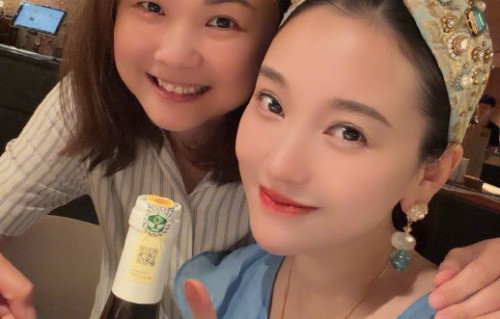 金莎与马来西亚闺蜜聚会时开启的05年份酒有何特殊意义？|数字|舆论|饭局|质疑|双倍
