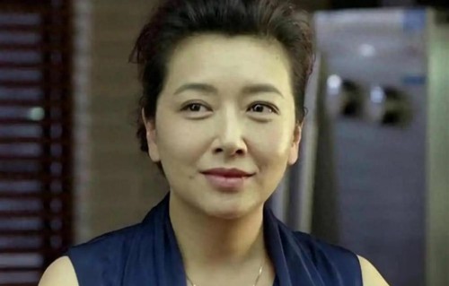 58岁江珊手按心脏下班，满头银丝步履蹒跚，网友目测体重超150斤