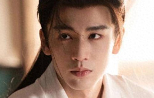 28岁张凌赫片场两度倒地，身体多次亮红灯，揭秘年轻演员的健康危机