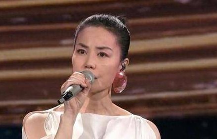 王菲现身谢霆锋演唱会状态惊艳全场，五十岁依旧少女感满满
