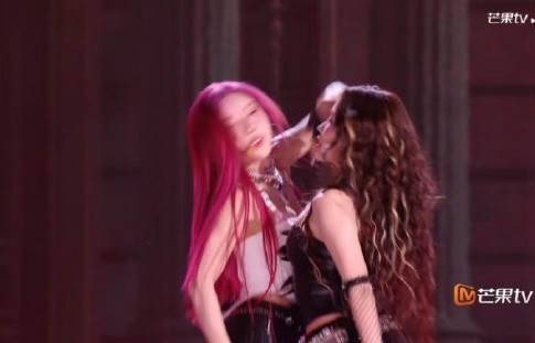 《乘风2026》中安崎和庄法合作的《恋我癖》舞台具体好在哪里？