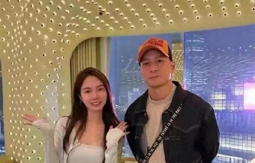 吴彦祖在香港中环一间酒吧喝酒被偶遇，他现实中真人沧桑了许多 ​​​