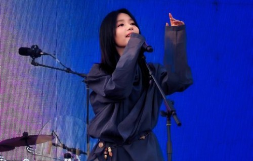 压轴《茶山刘》！房东的猫毕业十年重返武汉，草莓舞台上演青春双向奔赴