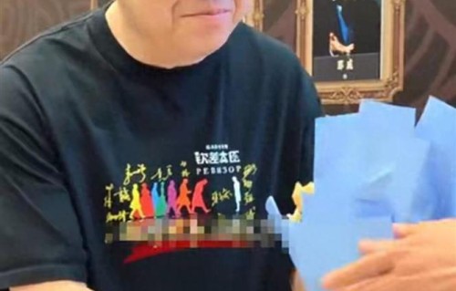 66岁英达罕见带小儿子露面，英如嫡气质出众，没哥哥巴图自立