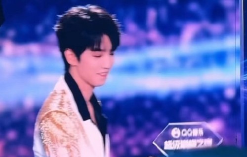 王俊凯领奖闹乌龙！错把指示牌当奖杯，害羞摸头引爆笑|粉丝|舞台|活动|QQ音乐|巅峰