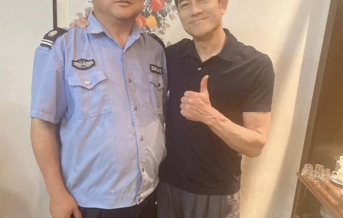 61岁郭富城参观方媛舅舅的饭店，和一帮亲戚喝酒，获外婆拥抱送别