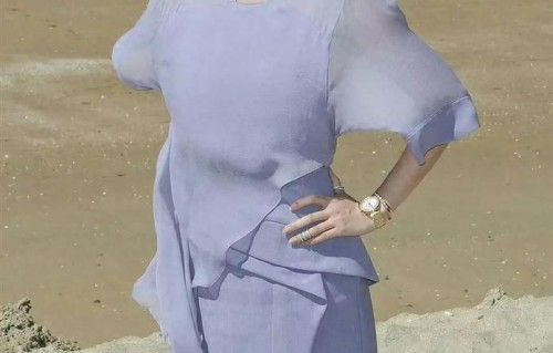 美足大赏！章子怡光脚，身着淡紫色飘逸连衣裙，笑容灿烂如阳光