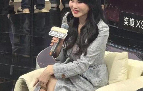 伊能静被偶遇，穿紧身裙胯大腰粗，与秦昊十指紧扣像小女人