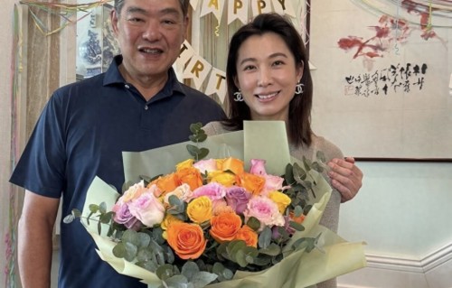 39岁港姐在豪宅庆生，晒一家四口合照，两岁儿子骑在64岁丈夫肩上