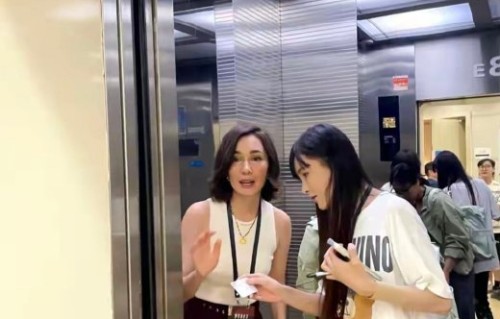 卢靖姗和韩庚的女儿在现场有哪些可爱的互动和表现？