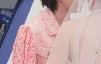 黄灿灿在四公中顶替失声的队长曾沛慈表演了什么歌曲？