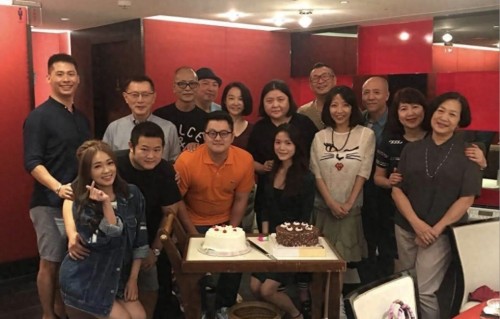 邱瓈宽过63岁生日，陈宝莲23岁儿子为养母庆生，已是1.85米帅小伙