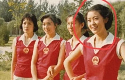 一眼就看到了倪萍，大气出众，笑容也充满了甜美，爱了爱了