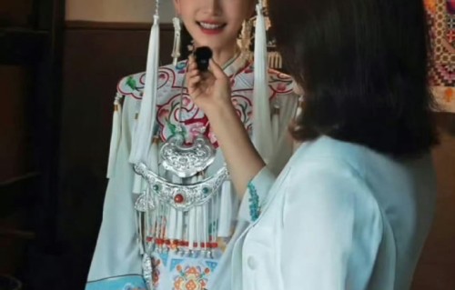 Angelababy穿羌族服饰现身古寨，刺绣长裙被网友直呼“羌族公主”