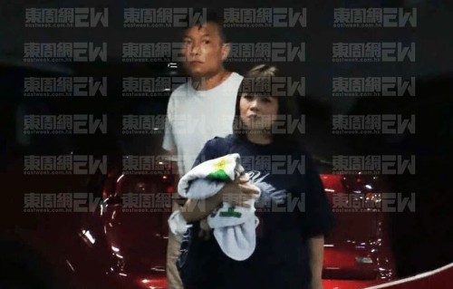 香港资深主持新婚老公首次曝光，身材高大威猛，被指暖男护妻