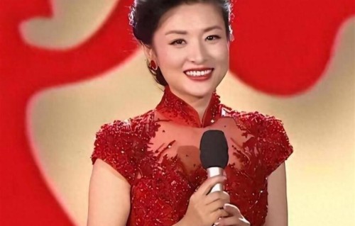 她是央视一姐，结婚12年选择离婚，坦言：婚姻给我的尽是痛苦