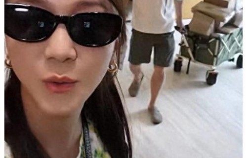 高鑫女儿备战中考，老婆王一楠帮追星郭麒麟，偷偷买签名送惊喜