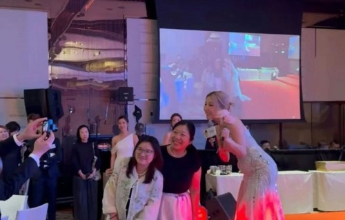 TVB女歌手离巢一年变化大，慈善晚宴造型抢眼，侧面肚凸惹怀孕疑云