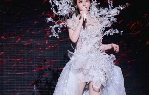 张靓颖演唱会肉丝封神！这双美腿才是舞台真正的杀手锏 