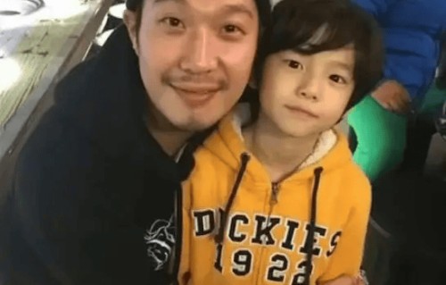 HAHA金主训复刻旧合照两人互动温馨自然