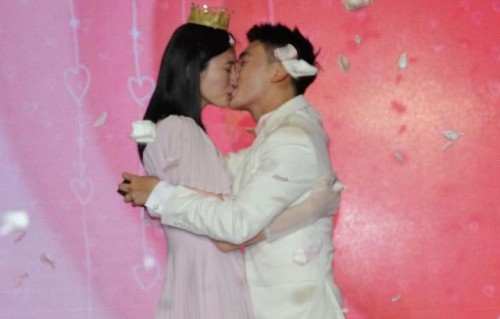 何猷君求婚奚梦瑶成功,陈学冬一身粉红现场助力,发文祝福被催婚