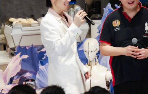 向佐晒与弟弟向佑合照：“非常开心的见面会，我亲爱的弟弟到场了”