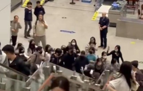 演员张凌赫在高铁站遭极端粉丝围堵推挤，现场秩序混乱