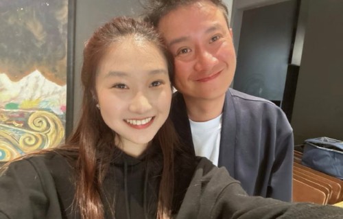 如何看待综艺节目中利用年龄差制造话题与展现演员专业素养之间的关系？