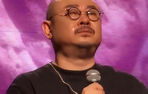 远离造神陷阱，官媒发文辟谣，揭开了54岁刀郎的真实现状