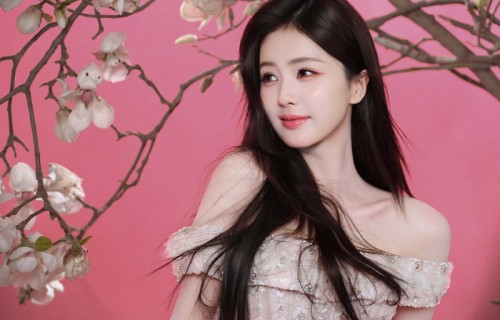 白鹿出任OLAY大中华区品牌代言人亮相直播间