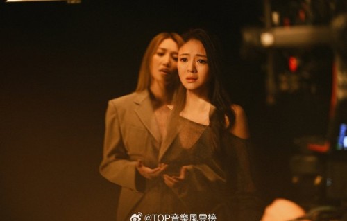 周杰伦哪首歌有"就让我静静一个人"歌词