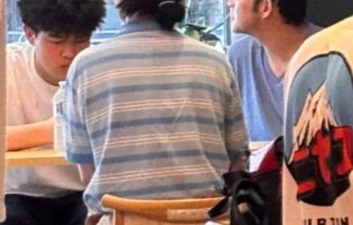 胡可夫妇飞伦敦看儿子，沙溢才48岁秃头了，不做形象管理像老头
